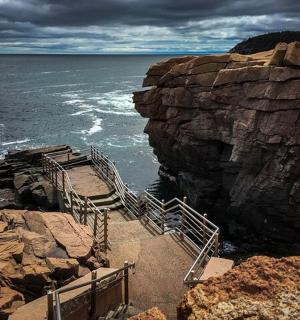 岩石峭壁上通往大海的楼梯