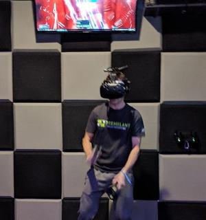 een man die voor een muur staat met een tv