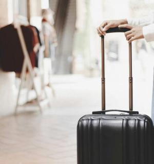 一名女子在商店里提着手提箱