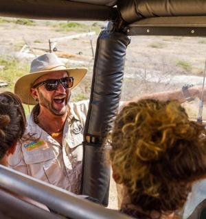 一名戴帽子的男子正乘坐车辆