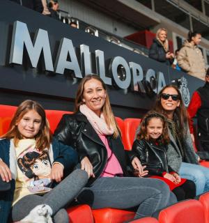 一群坐在比赛座位上的人