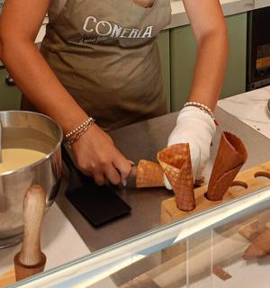 eine Frau bereitet in einer Küche Essen zu