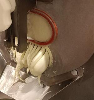 eine Banane wird in einer Maschine hergestellt