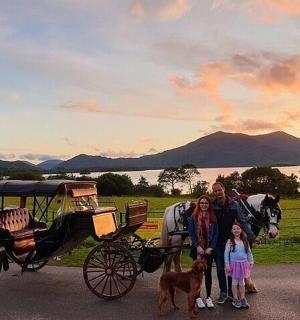 一群人和一辆马车