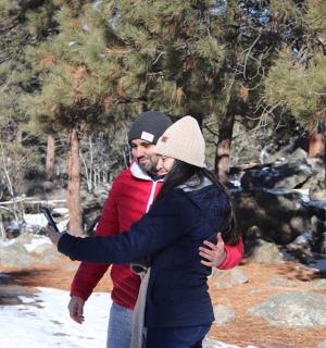 muž a žena se dívají na mobilní telefon