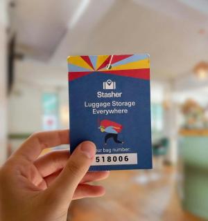 手里拿着一张卡片的人