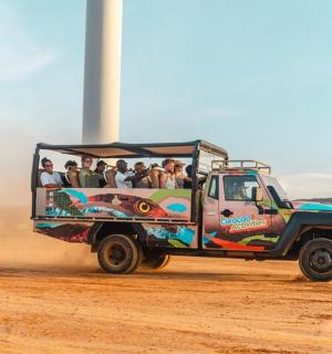 一群人坐在卡车后面