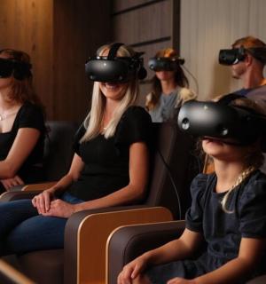 一群戴着虚拟现实眼镜的人