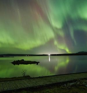 an image of a lake with the aurora borealis