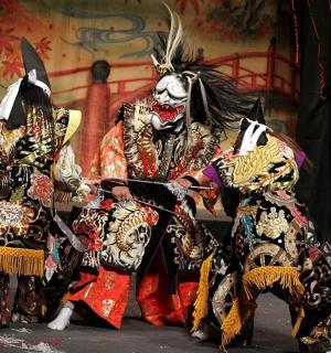 舞台上一群穿着戏服的人