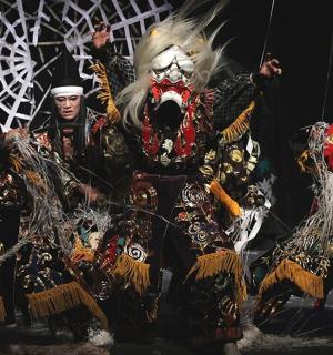 舞台上一群穿着戏服的人