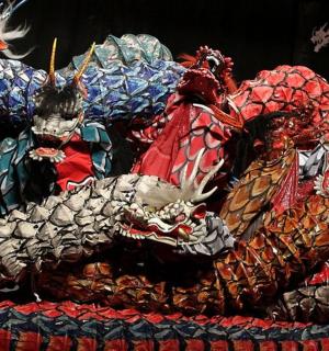 一群穿着戏服的人