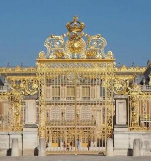 建筑物前华丽的金色围栏