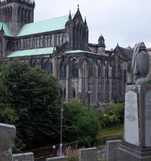 大教堂前的墓地