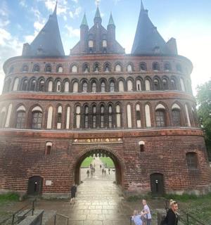 一座有拱门的大型砖砌建筑