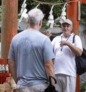 两个男人在市场前行走