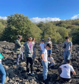 skupina lidí stojící na skalách