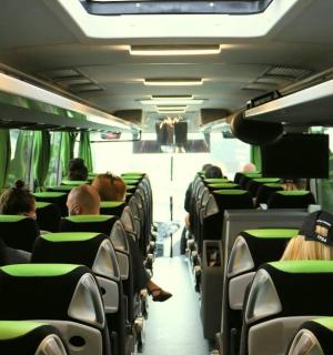 skupina lidí sedících v autobuse