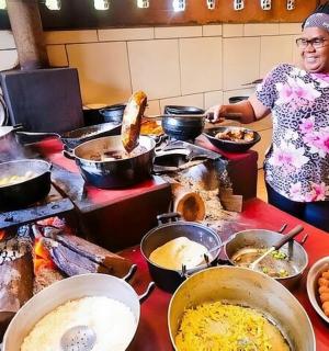 一位女士站在厨房准备食物