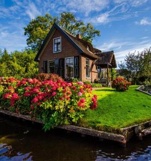 一栋水边有花的房子