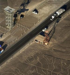 道路的俯视图,田野里停着汽车