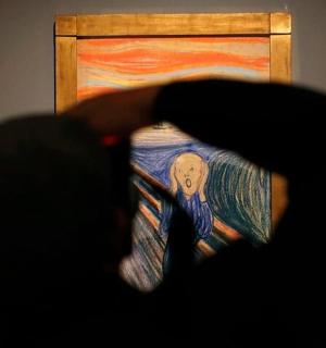 一个人正在看一幅鬼魂的画