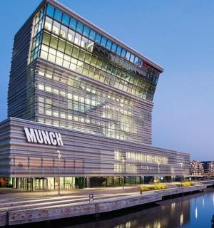 河边一座带有标志的大楼