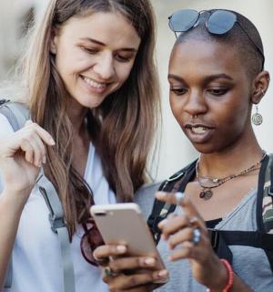 两个年轻女子正在看手机