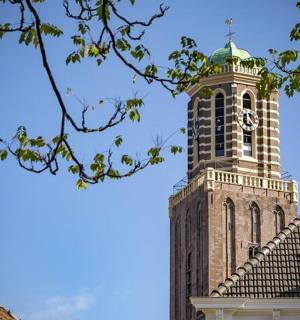 一座高塔，塔顶有一座钟