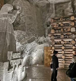 一群人正在观看一幅雕像画