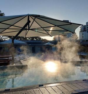 蒸汽游泳池上的大遮阳伞