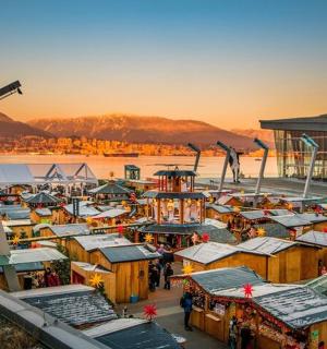 日落时分，一群船停靠在码头