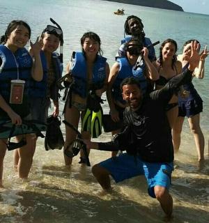 一群人站在海滩上的水中