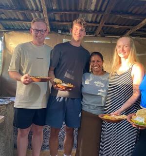 一群人拿着盘子摆姿势拍照