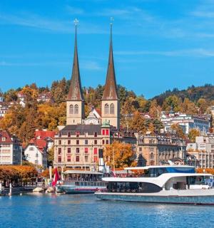 城市前水中的一艘船