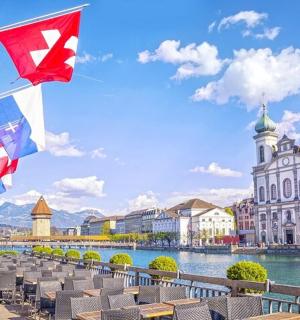 河流上飘扬着旗帜的城市景观