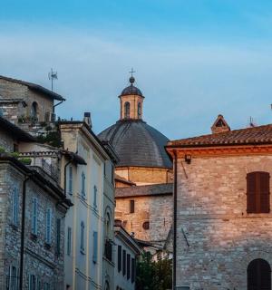 一组带有圆顶的建筑