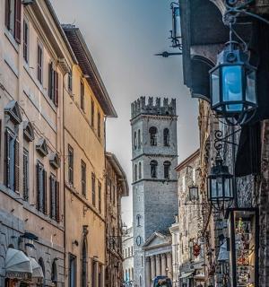 远处有钟楼的城市街道