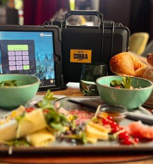 桌子上放着一盘食物和一台平板电脑