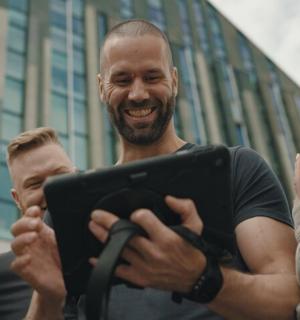 un home fent una foto d'un grup de persones