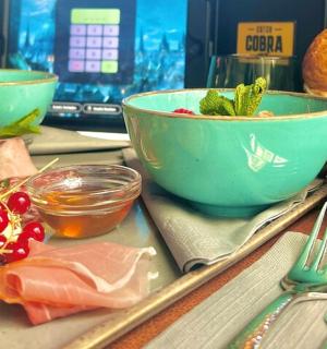 una taula amb un bol i un plat de menjar