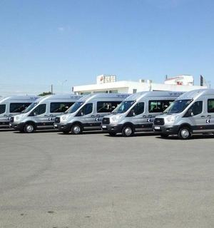 停车场里停着一排货车