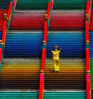 一名男子站在楼梯上