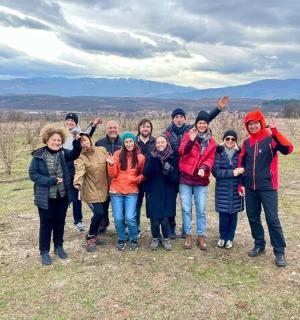 一群人在山上摆姿势拍照