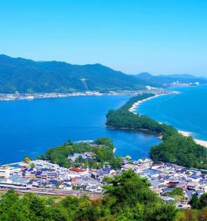 水域旁小镇的鸟瞰图