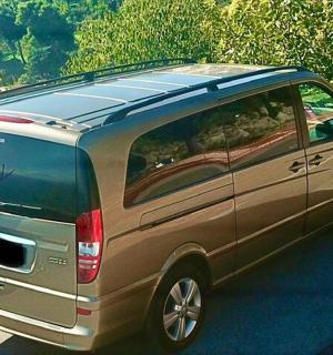 SUV je zaparkované na parkovišti