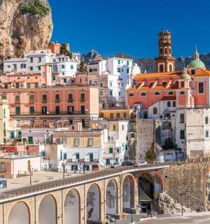 山上的一组建筑,有一座桥