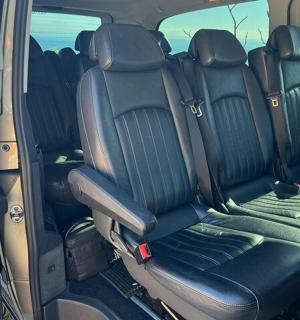 otevřené zadní sedadlo dodávky se zadními sedadly střechou