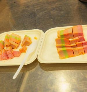 dva talíře jídla se sushi na stole