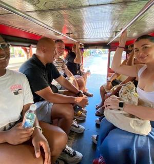 um grupo de pessoas sentadas em um ônibus